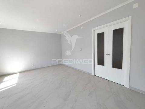 Apartamento t3 convertido em t2 em benfica