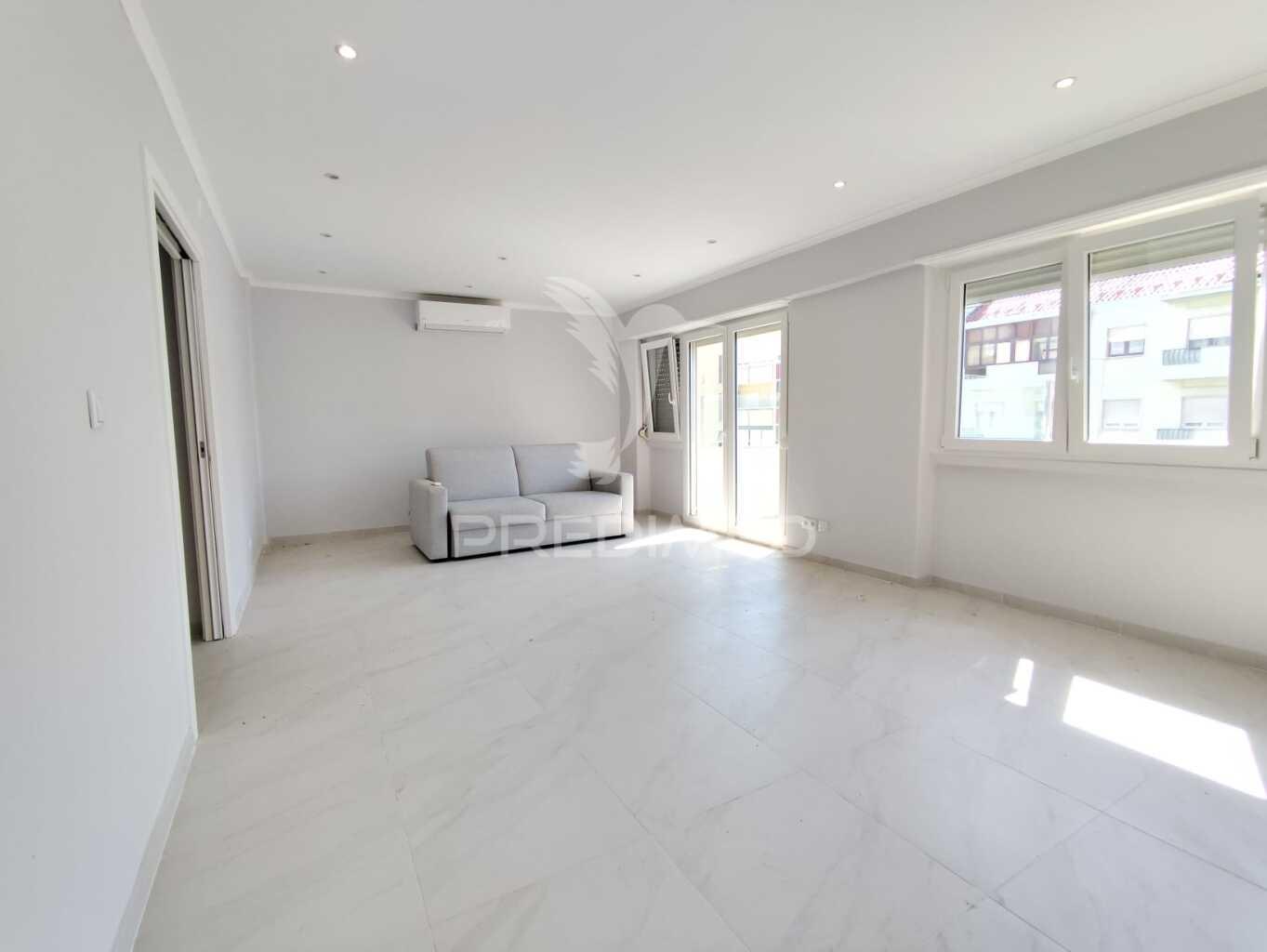 Apartamento t3 convertido em t2 em benfica
