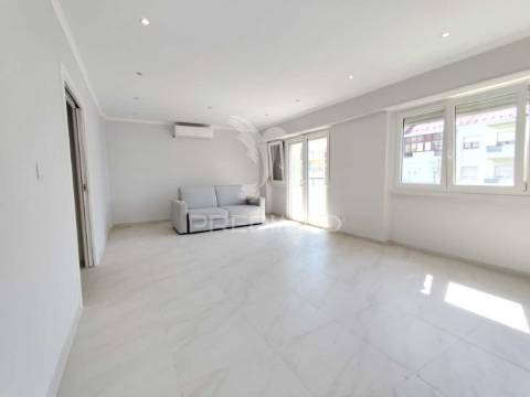 Apartamento t3 convertido em t2 em benfica