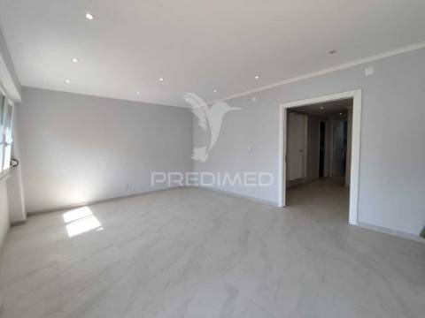 Apartamento t3 convertido em t2 em benfica