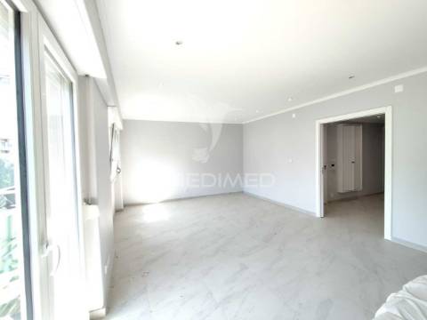 Apartamento t3 convertido em t2 em benfica