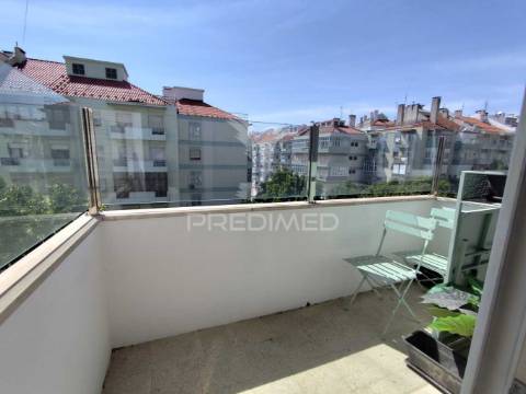 Apartamento t3 convertido em t2 em benfica