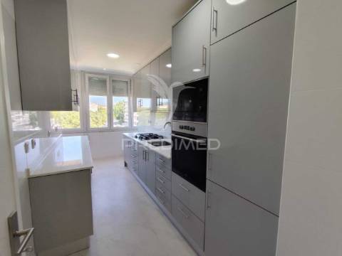 Apartamento t3 convertido em t2 em benfica