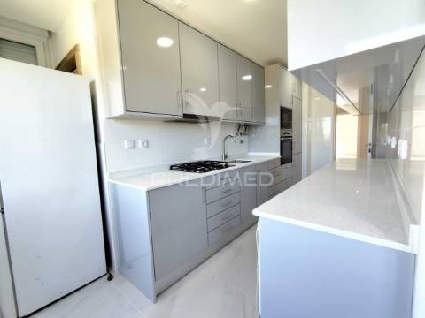 Apartamento t3 convertido em t2 em benfica