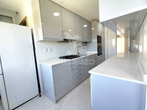 Apartamento t3 convertido em t2 em benfica