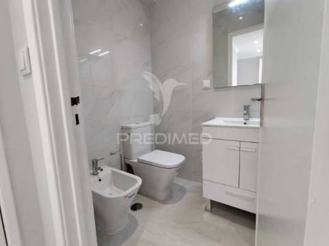 Apartamento t3 convertido em t2 em benfica