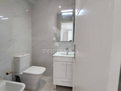 Apartamento t3 convertido em t2 em benfica