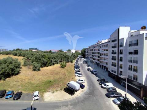 Apartamento t3 convertido em t2 em benfica