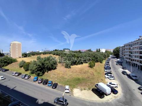 Apartamento t3 convertido em t2 em benfica