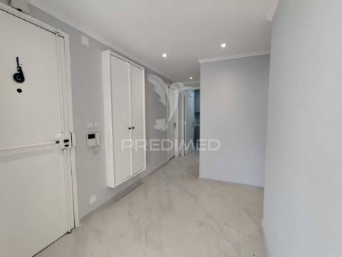 Apartamento t3 convertido em t2 em benfica