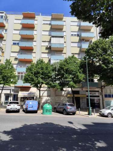 Apartamento t3 convertido em t2 em benfica