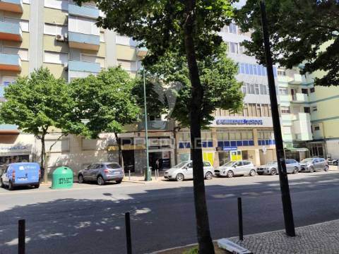 Apartamento t3 convertido em t2 em benfica