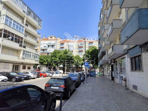 Apartamento t3 convertido em t2 em benfica