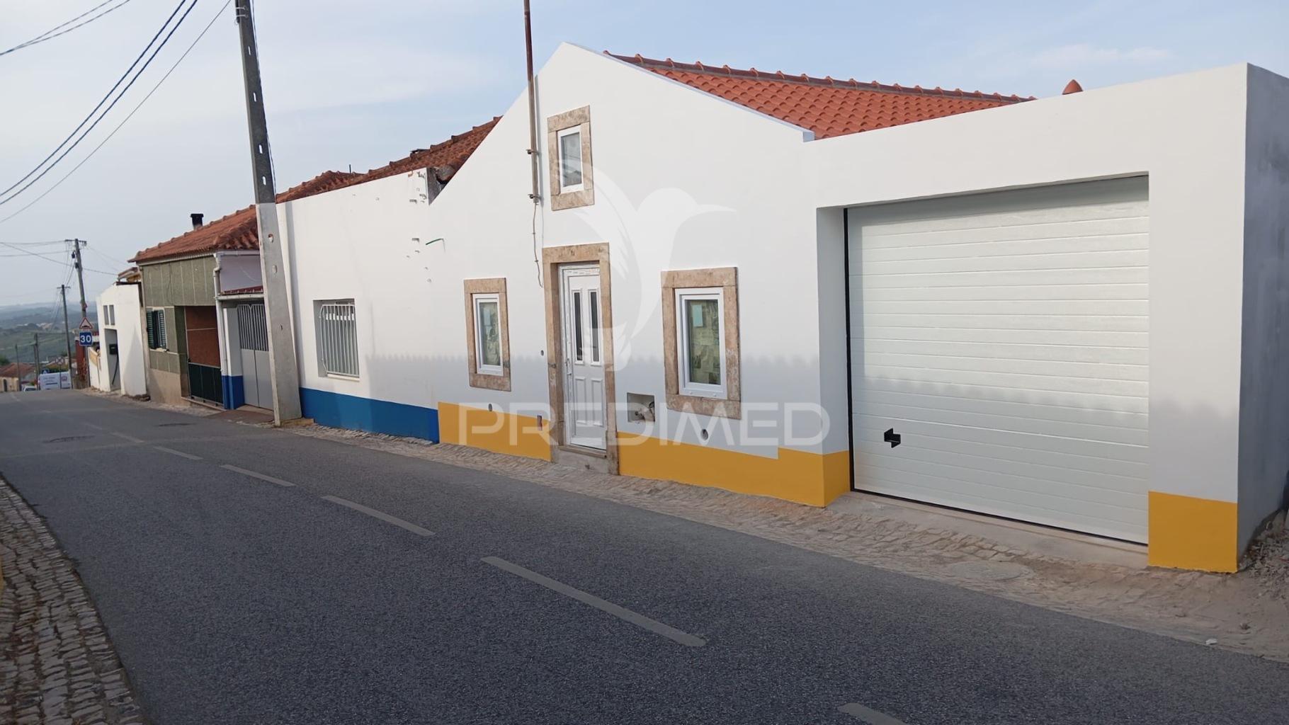 Oportunidade única! moradia t2 moderna com suíte, garagem e logradouro – a 10 minutos das caldas da rainha