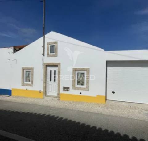 Oportunidade única! moradia t2 moderna com suíte, garagem e logradouro – a 10 minutos das caldas da rainha