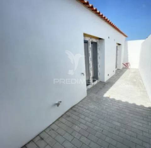 Oportunidade única! moradia t2 moderna com suíte, garagem e logradouro – a 10 minutos das caldas da rainha