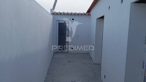 Oportunidade única! moradia t2 moderna com suíte, garagem e logradouro – a 10 minutos das caldas da rainha