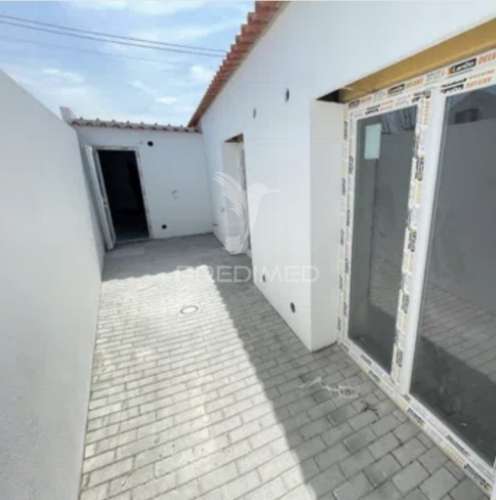 Oportunidade única! moradia t2 moderna com suíte, garagem e logradouro – a 10 minutos das caldas da rainha