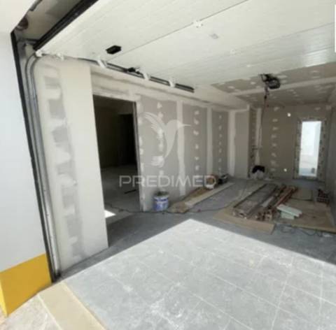 Oportunidade única! moradia t2 moderna com suíte, garagem e logradouro – a 10 minutos das caldas da rainha