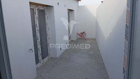 Oportunidade única! moradia t2 moderna com suíte, garagem e logradouro – a 10 minutos das caldas da rainha