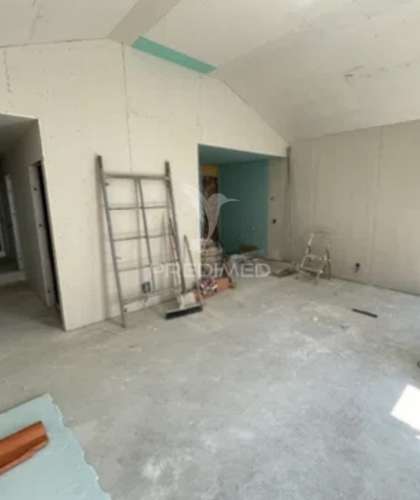 Oportunidade única! moradia t2 moderna com suíte, garagem e logradouro – a 10 minutos das caldas da rainha