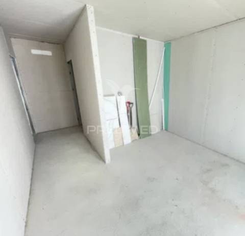 Oportunidade única! moradia t2 moderna com suíte, garagem e logradouro – a 10 minutos das caldas da rainha