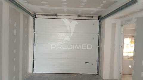 Oportunidade única! moradia t2 moderna com suíte, garagem e logradouro – a 10 minutos das caldas da rainha