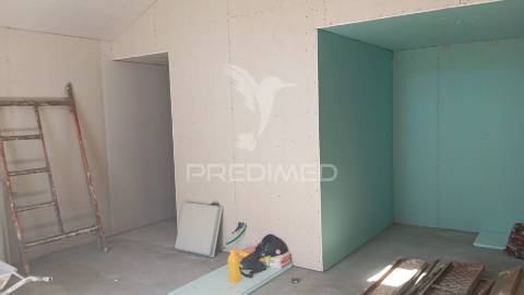 Oportunidade única! moradia t2 moderna com suíte, garagem e logradouro – a 10 minutos das caldas da rainha