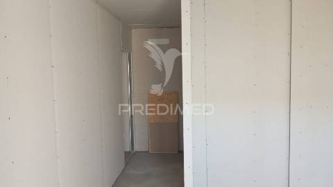 Oportunidade única! moradia t2 moderna com suíte, garagem e logradouro – a 10 minutos das caldas da rainha