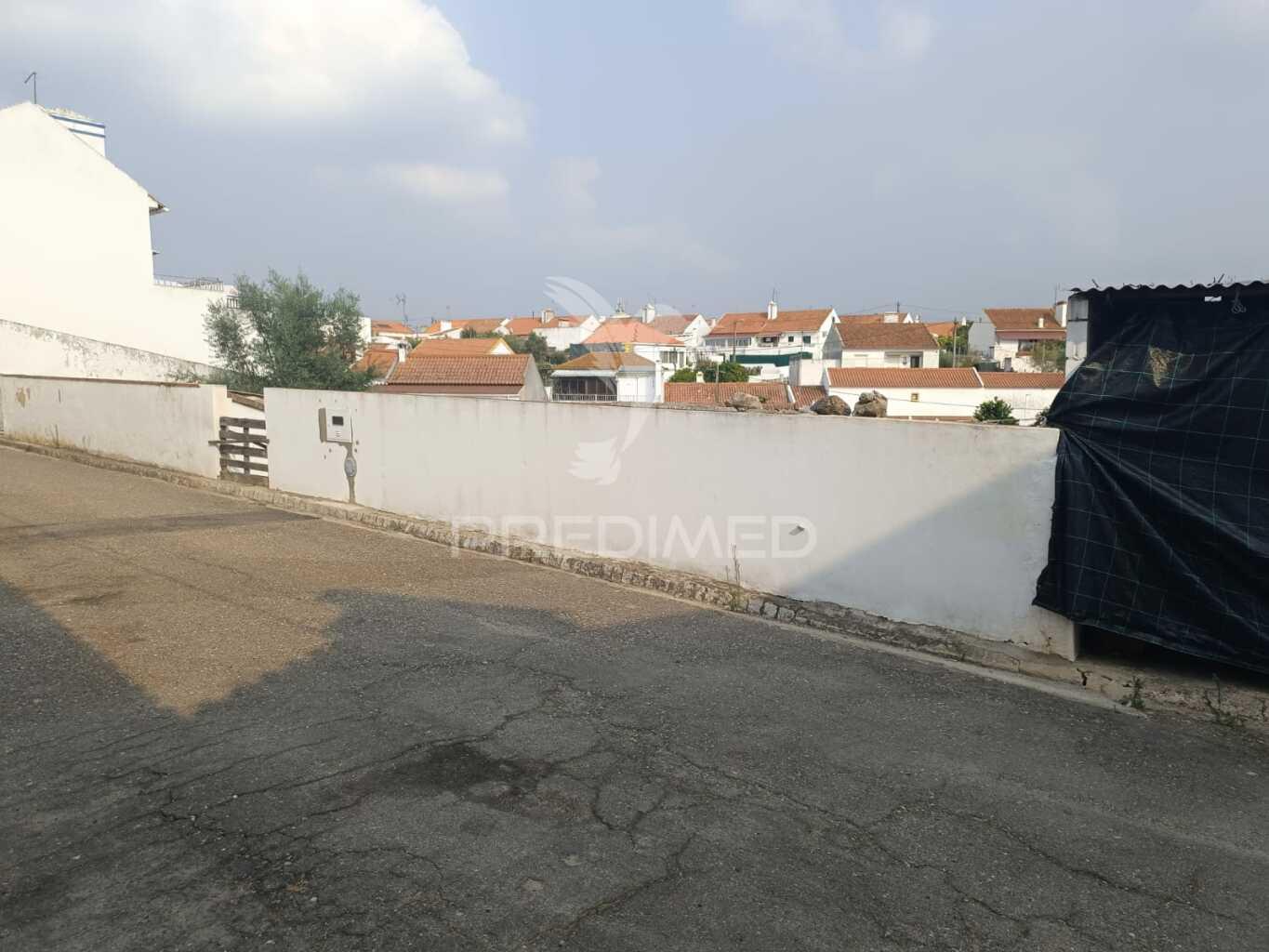 Terreno urbano com 276 m2, para construção de moradia com 165 m2