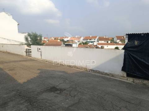 Terreno urbano com 276 m2, para construção de moradia com 165 m2