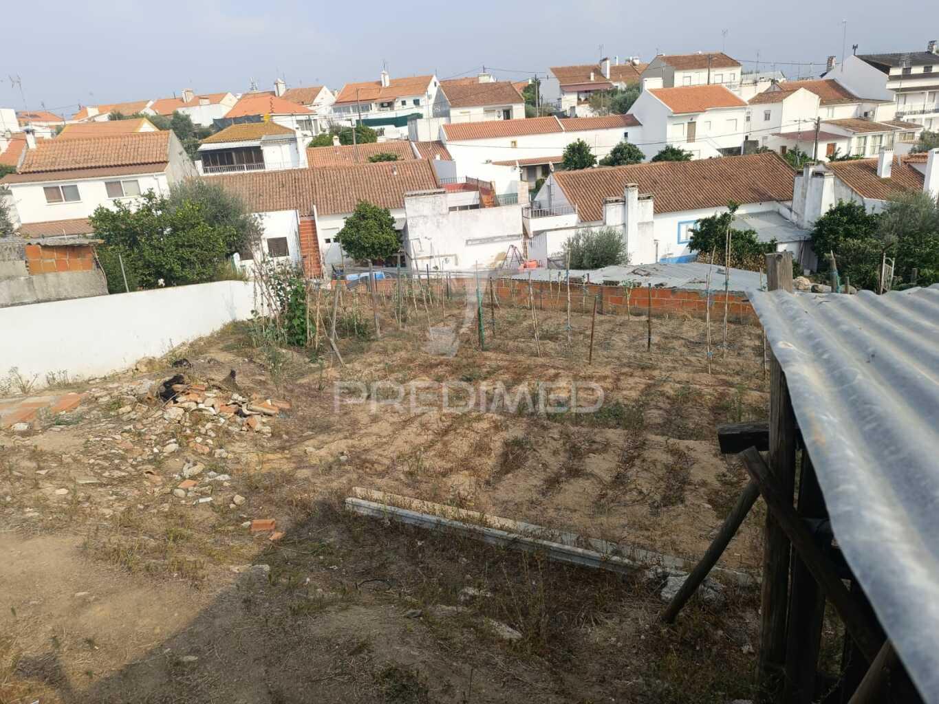 Terreno urbano com 276 m2, para construção de moradia com 165 m2