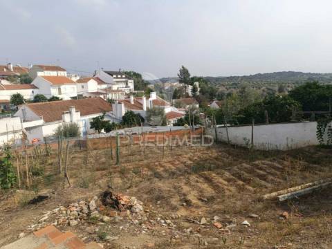 Terreno urbano com 276 m2, para construção de moradia com 165 m2