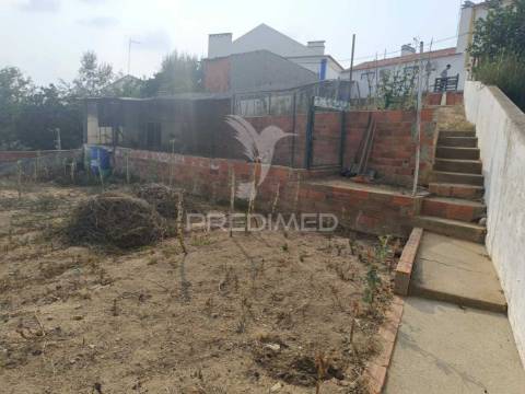 Terreno urbano com 276 m2, para construção de moradia com 165 m2