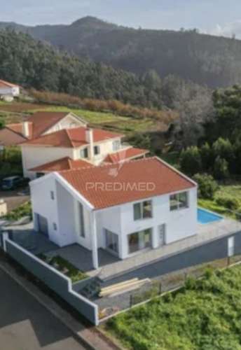 Moradia de sonho com 3 suites, piscina e jardim – privacidade, luz natural e conforto garantidos!