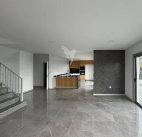 Moradia de sonho com 3 suites, piscina e jardim – privacidade, luz natural e conforto garantidos!