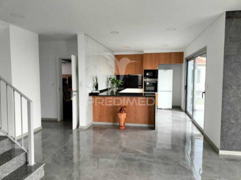Moradia de sonho com 3 suites, piscina e jardim – privacidade, luz natural e conforto garantidos!