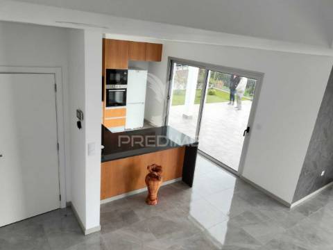 Moradia de sonho com 3 suites, piscina e jardim – privacidade, luz natural e conforto garantidos!