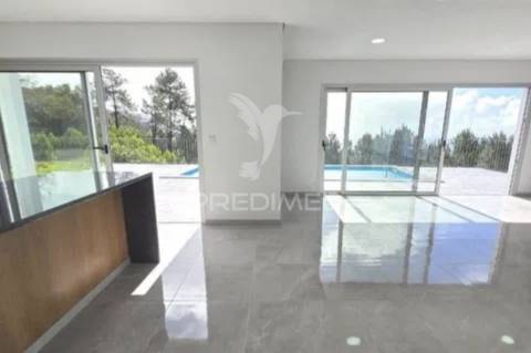 Moradia de sonho com 3 suites, piscina e jardim – privacidade, luz natural e conforto garantidos!