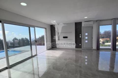 Moradia de sonho com 3 suites, piscina e jardim – privacidade, luz natural e conforto garantidos!