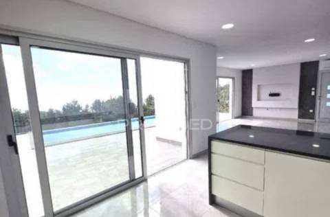 Moradia de sonho com 3 suites, piscina e jardim – privacidade, luz natural e conforto garantidos!