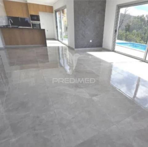 Moradia de sonho com 3 suites, piscina e jardim – privacidade, luz natural e conforto garantidos!
