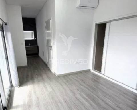 Moradia de sonho com 3 suites, piscina e jardim – privacidade, luz natural e conforto garantidos!