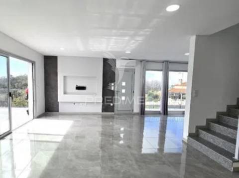 Moradia de sonho com 3 suites, piscina e jardim – privacidade, luz natural e conforto garantidos!