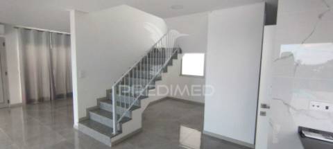 Moradia de sonho com 3 suites, piscina e jardim – privacidade, luz natural e conforto garantidos!