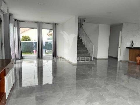Moradia de sonho com 3 suites, piscina e jardim – privacidade, luz natural e conforto garantidos!