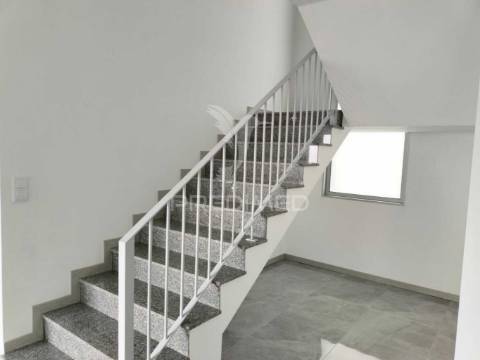 Moradia de sonho com 3 suites, piscina e jardim – privacidade, luz natural e conforto garantidos!