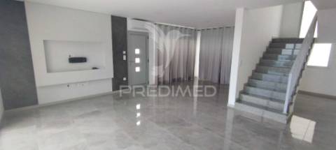 Moradia de sonho com 3 suites, piscina e jardim – privacidade, luz natural e conforto garantidos!