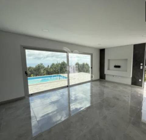 Moradia de sonho com 3 suites, piscina e jardim – privacidade, luz natural e conforto garantidos!