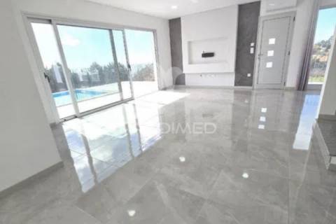 Moradia de sonho com 3 suites, piscina e jardim – privacidade, luz natural e conforto garantidos!